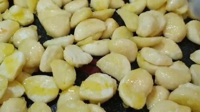 거의 99% 다른 음식 재료로 쓰이는 마늘, 온전히 '반찬'으로 먹는 법