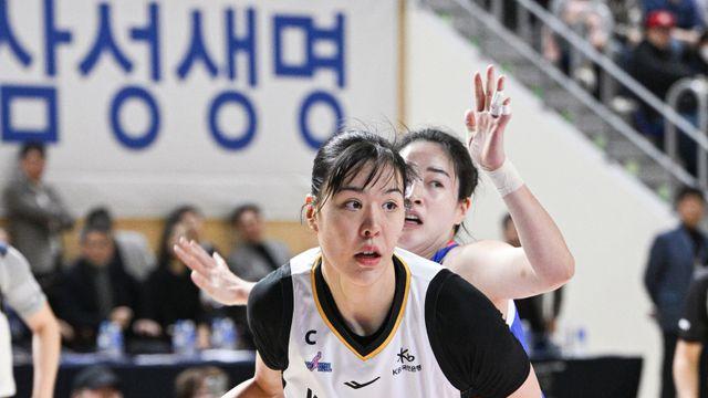 ‘여제 복귀’ KB, 개막전서 21점 차 대승…빠른 템포·날카로운 외곽까지