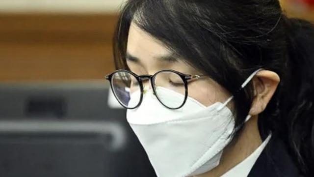 김건희 여사 측 “어지러워 넘어졌다”…결국 휠체어형 들것 사용