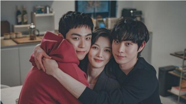 김유정·김영대·김도훈, 이렇게 친하다고? 얼굴 맞대고 포옹 (친애하는 X)