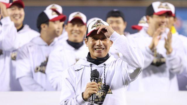 두 번의 통합 우승과 재계약…LG 염경엽 감독 “왕조, 중요한 건 결국 시스템”