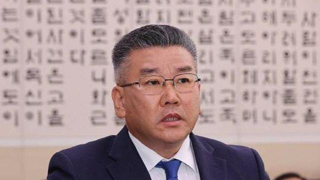 유병호 ‘노래 틀기·엿 선물’ 논란… 민주당 “좌시하지 않을 것”