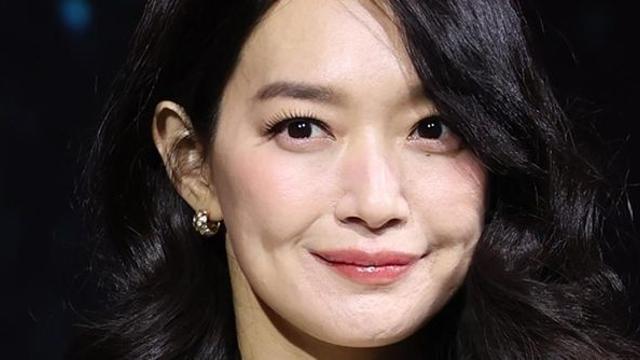 '김우빈 아내♥' 되는 42세 신민아, 가방에 꼭 챙겨서 다니는 '물건'