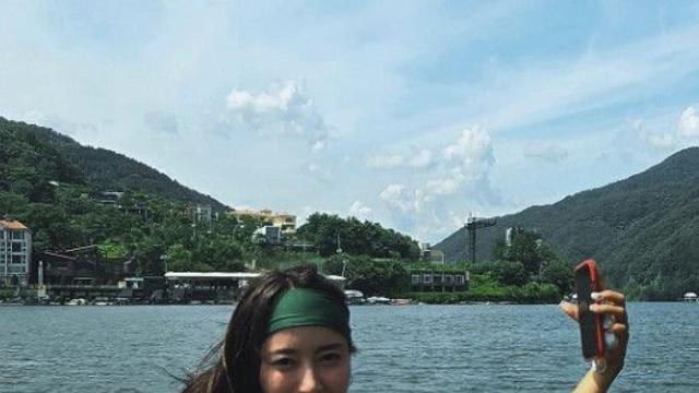 황보, 지나간 여름 아쉬워하며 요트 위에서 '탄탄 복근' 과시… 45세 믿기지 않는 완벽 S라인