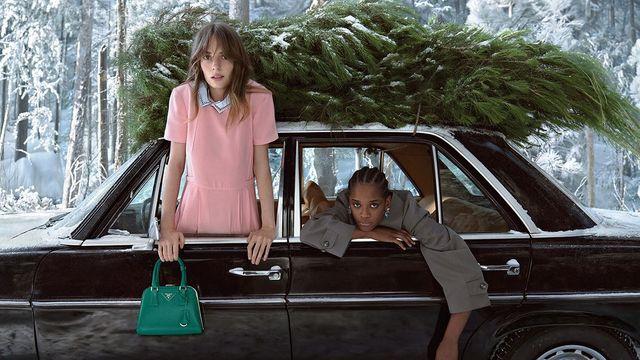 홀리데이 선물로 딱! 프라다의 피라이드 백