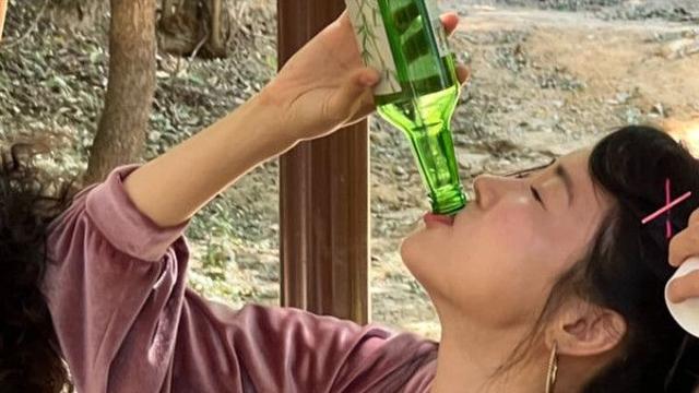 황우슬혜 소주 원샷·팔 문신까지…과거 사진에 깜짝