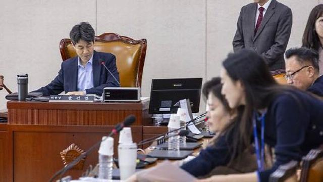 혐오 현수막 금지 법안 소위 통과…차별 표현 금지 조항 신설