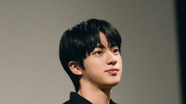 BTS 진에 '강제 입맞춤'한 50대 日여성, 불구속 기소