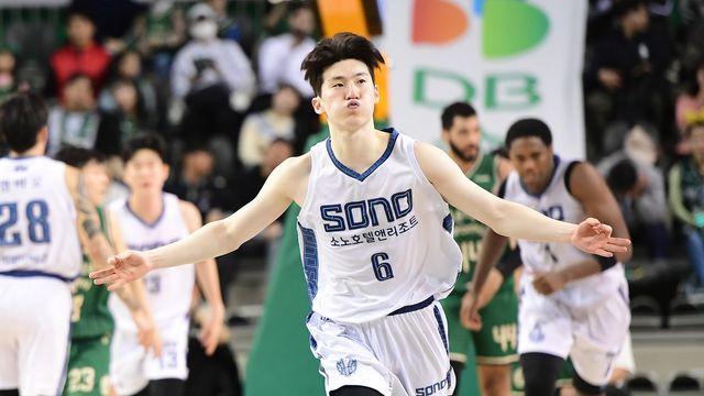 3점슛 13개 폭발한 소노, 2연승 달리던 KCC 제압…이정현 31점