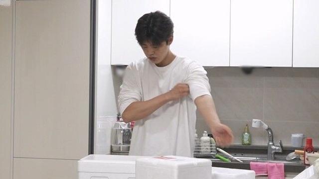 박지현, ‘홍어 마스터’ 면모 뿜뿜…직송 해산물로 ‘목포 수라상’ 뚝딱('나 혼자 산다')