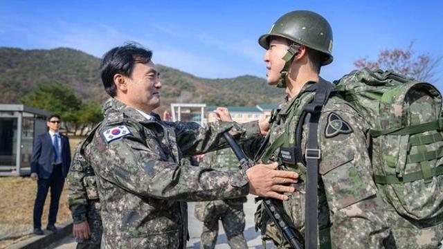 '군인 아닌' 장관, 신병에게 '임무' 강조