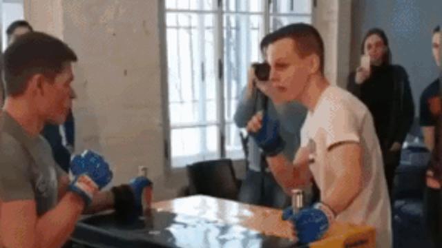 손 때면 지는 거다.