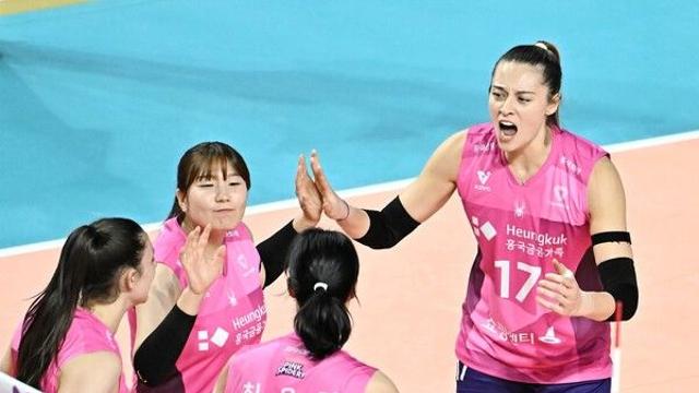 ‘레베카 28점 활약’ 흥국생명, GS칼텍스 제압...요시하라 감독 체제 첫 연승