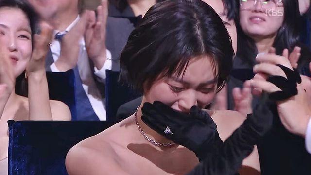 “아이돌로 시작했는데…” 청룡 시상식서 눈물 터뜨린 여배우, 감독도 울컥
