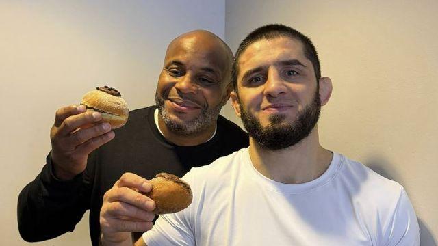 ‘약쟁이’가 GOAT 추앙받는데, “마카체프는 UFC 역대 최고될 수 없어”…도대체 어떤 이유 때문인가