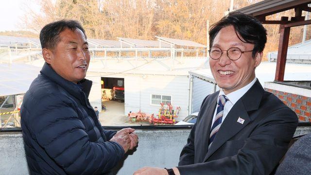 金총리, 태양광 우수 농촌마을 찾아 