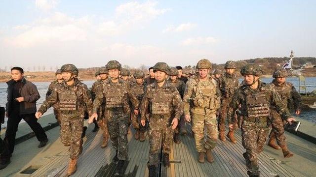 합참의장, 7기동군단·미사일전략사 방문…