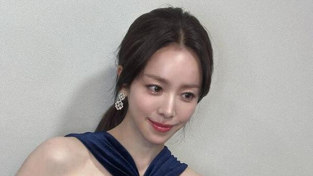 한지민 벨벳 드레스도 어울려…뚜렷 이목구비