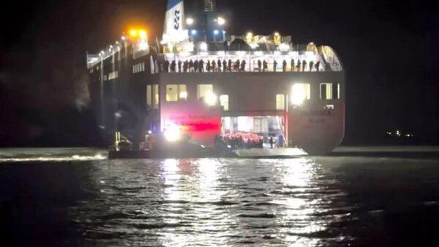 자동항법기 의존 중 '휴대폰 검색'…여객선 항해사·조타수 긴급체포(종합)