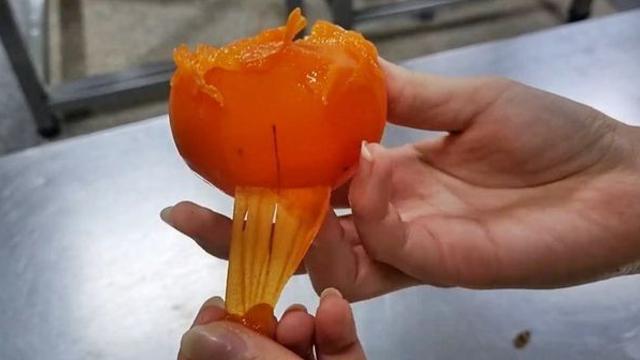 한번 먹으면 온통 손에 묻어 찐득해지는 홍시 '깔끔하게' 먹어 치우는 법