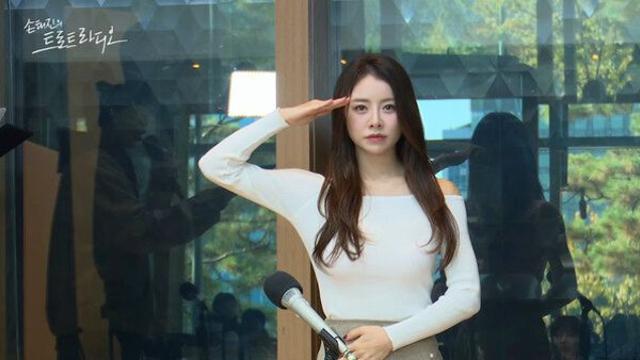 설하윤, ‘칼각 경례’로 현장 장악...군통령의 위엄 입증('손트라')