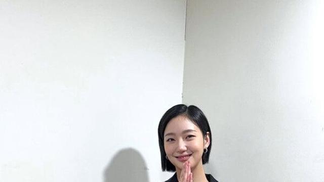김고은 숏컷·블랙 정장 완벽 소화…수줍은 미소