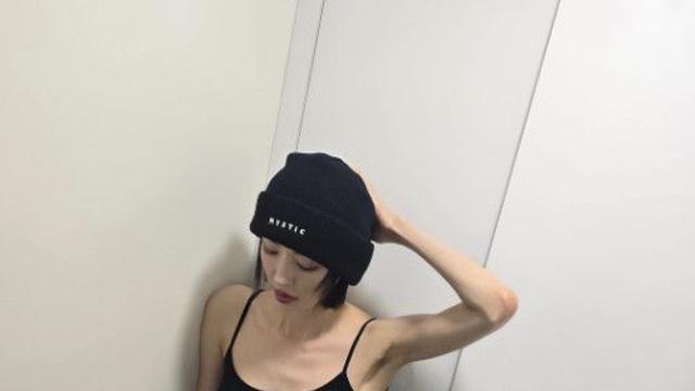 이다희, 슬렌더 몸매 근황 공개… 민소매+비니 착용 '힙한 포즈'에도 시선 강탈하는 앙상한 팔 라인