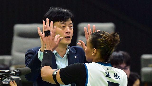 GS칼텍스, '무릎 부상' 레이나 없이 3연승 도전…이영택 감독 