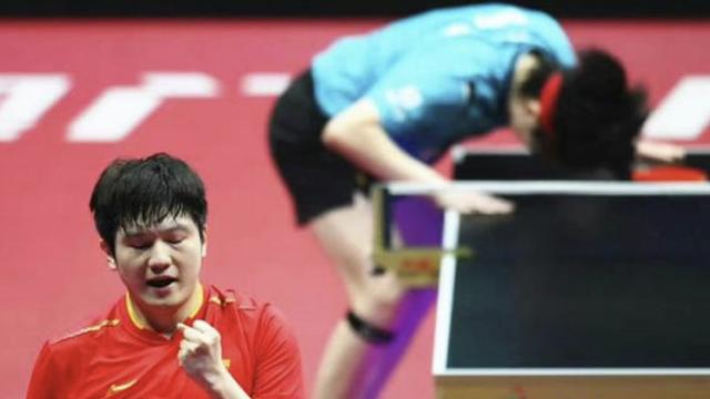 '남자탁구 세계 1위' 왕추친, 랭킹 없는 선수에게 5일간 '충격 2연패'…탁구대에 머리 박고 좌절했다