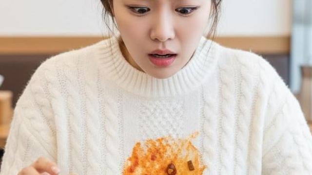 문지르는 순간 끝…겨울 니트에 묻은 얼룩, 후회 없이 제거하는 법