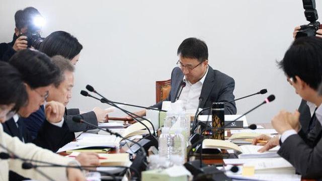 지역화폐 예산, 예결소위서 보류…與 