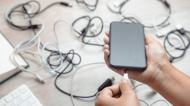 취침하는 내내 핸드폰 충전했다면 당장 빼야합니다…손해보지 않고 충전하는 방법