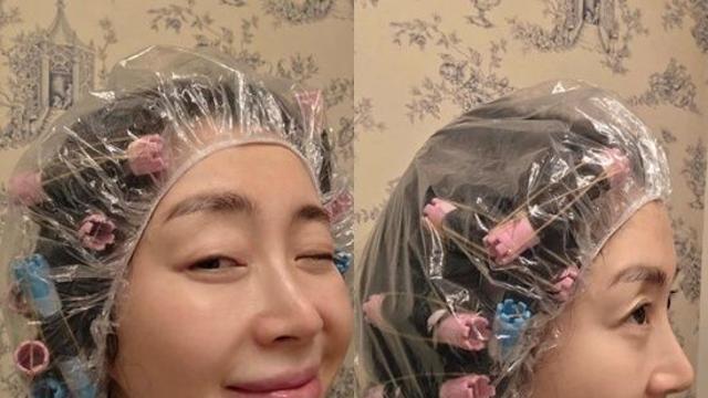 52세 송윤아, 집에서 '셀프 펌' 도전하는 일상 공개… 초동안 미모로 