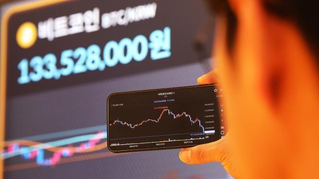 바닥 안 보이는 비트코인…1억3000만원선 붕괴