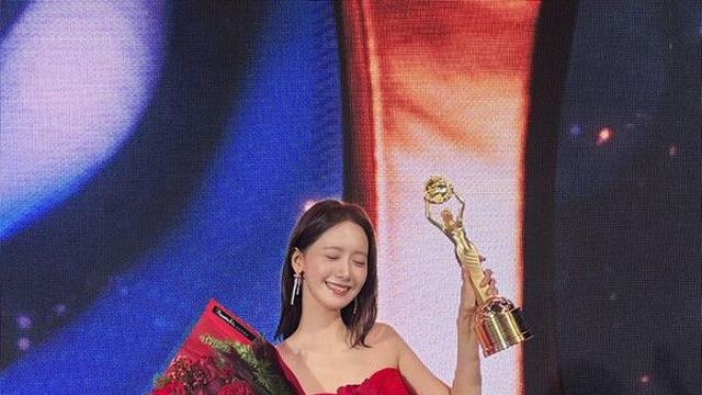 임윤아, 매혹적 레드 드레스…꽃다발에 활짝