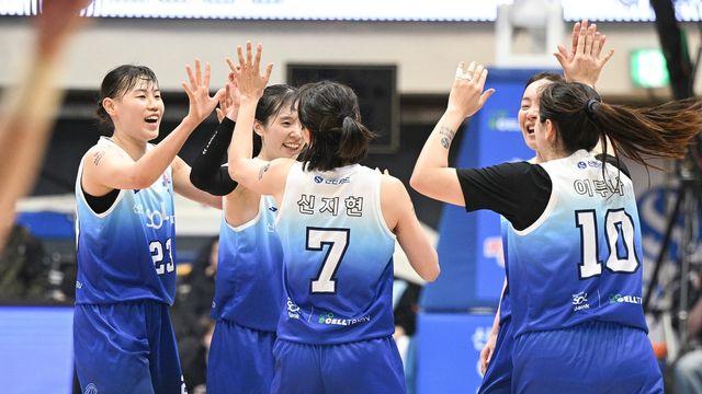 새 사령탑 맞대결…최윤아의 신한은행, 이상범의 하나은행 제압