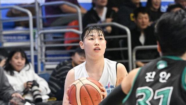 여자농구 신한은행, 하나은행 격파…시즌 첫 승·최윤아 감독 데뷔승