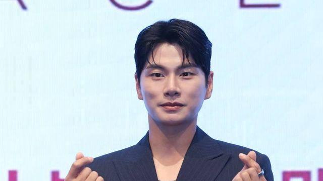 이이경, ‘놀뭐’·‘슈돌’ 저격… ‘핸썸가이즈’ PD는 공개 지지 ‘좋아요’ [왓IS]