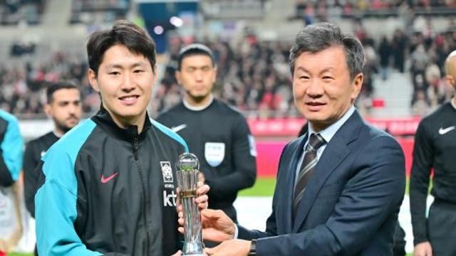 '아시아 최고 선수' 이강인, 큰 일 해냈다! PSG 사상 최초 대기록 출발점이었다…발롱도르·골든보이 이어 아프리카 올해의 선수까지 PSG 독차지