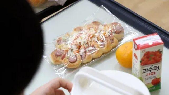 학교 비정규직 파업으로 대체식 먹는 초등학생들