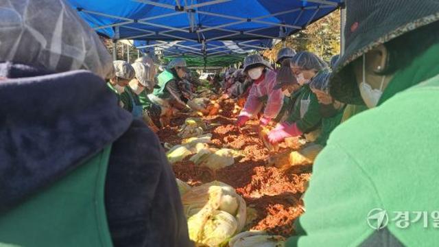 ‘5천 포기 사랑의 김장’…평택시 새마을회, 겨울나기 봉사 성료