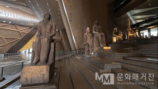 [한민광의 이집트 칼럼 #7] 이집트 대박물관(GEM)② 올라가며 한 나라의 연대를 훑다 - 대계단(Staircase)의 시간 미학