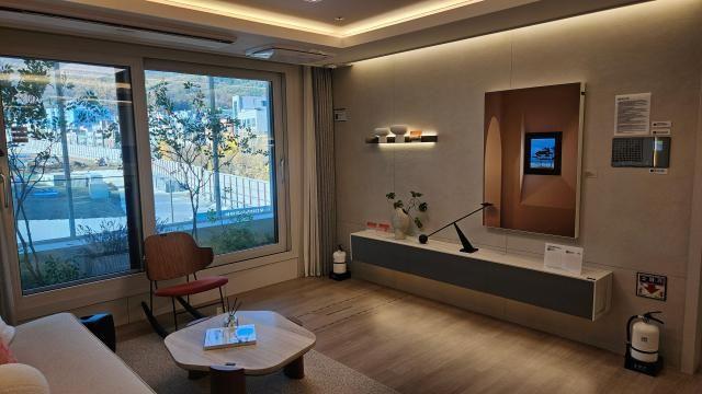 [르포] '안양 만안구'에 2년 만에 신축...규제 비껴간 '안양자이 헤리티온' 견본주택 가보니