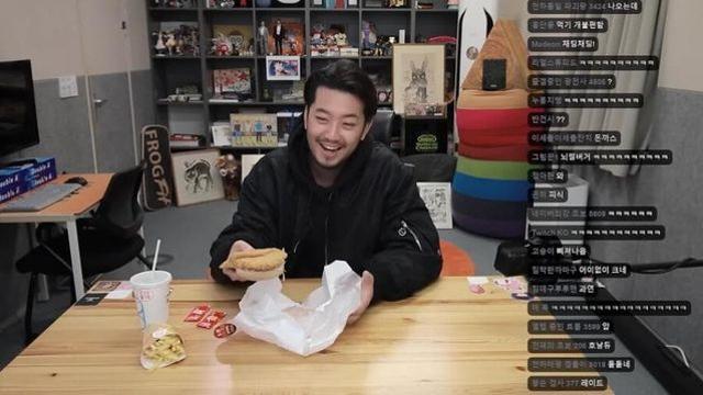 롯데리아 K-왕돈까스 버거 먹어보고 터진 침착맨 ㄷㄷㄷ.JPG