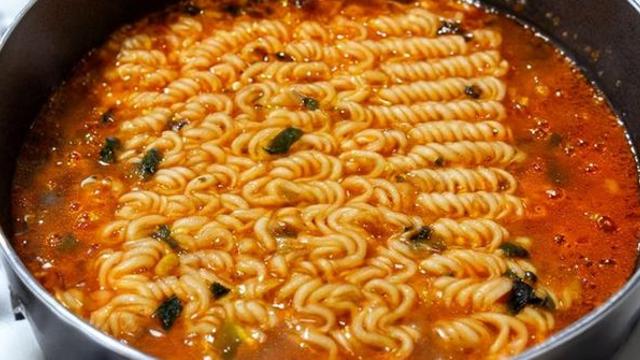 “기름 아니었어?” 라면 국물 위에 떠 있는 '작고 동그란 점', 알고 보니…