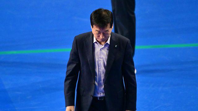 '우승 후보→꼴찌 추락' IBK, 김호철 감독 자진 사퇴…