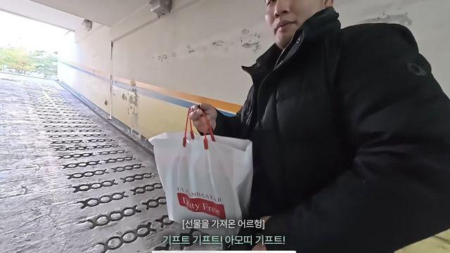 피지컬 아시아 몽골 어르헝이 아모띠에게 선물한 술의 의미 