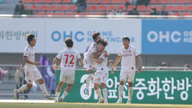 수원FC, 끝까지 간다…‘벼랑 끝’에서 안양 제압