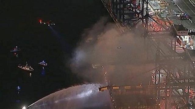 美 LA항 대형 컨테이너선 화재…일부 터미널 운영 중단