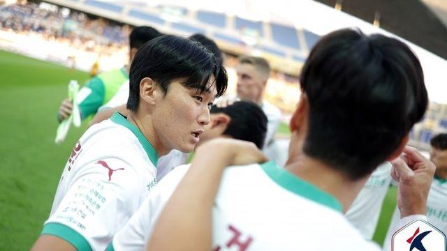 [K리그1 스타] 832일 기다린 득점...강윤성은 얼굴 감싸고 대전 엠블럼 감싸쥐었다